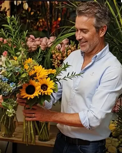 Hombre con flores en la mano